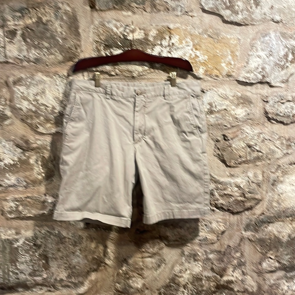 Vineyard Vines khaki breaker shorts